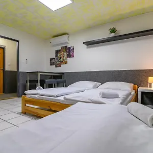  Albergue Seven